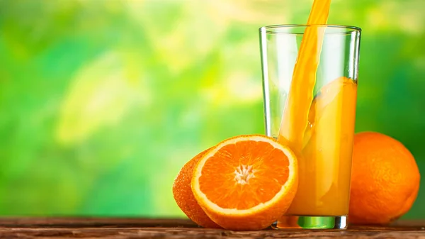 Čerstvá pomerančová šťáva se vlije do sklenice. — Stock fotografie