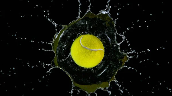 A vízfelületen lezuhanó teniszlabda mozdulatlan mozgása. — Stock Fotó