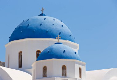 Santorini adasındaki tipik mavi kubbe kilisesi.