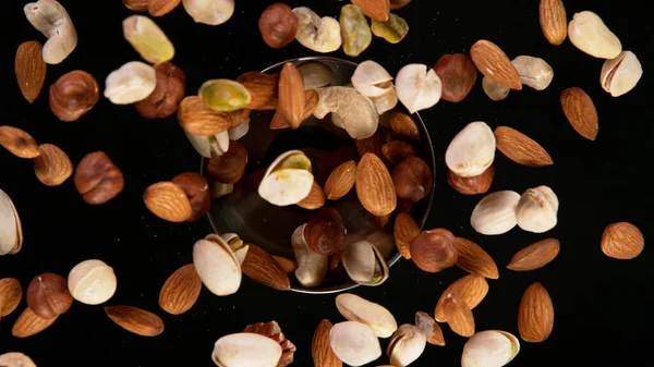 Rotación de varias tuercas sobre fondo negro. — Foto de Stock