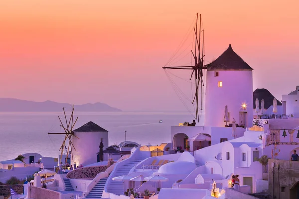 Belo pôr do sol na famosa aldeia Oia Santorini, Grécia. — Fotografia de Stock