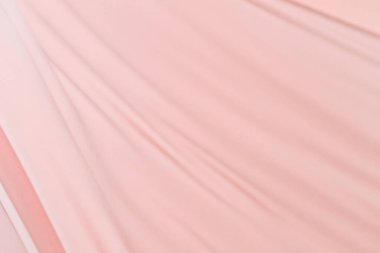 Beyaz arkaplanda ayrılmış pürüzsüz, zarif şeffaf şeffaf kumaş..