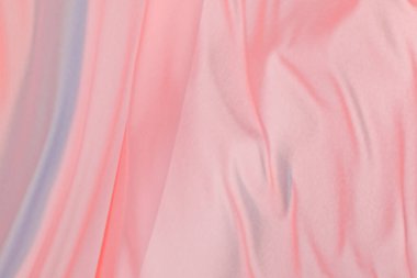 Beyaz arkaplanda ayrılmış pürüzsüz, zarif şeffaf şeffaf kumaş..