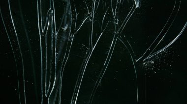 Siyah arkaplanda izole edilmiş camı kır.