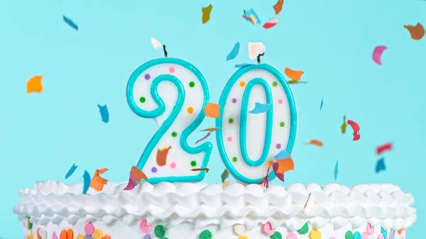 Colorata e gustosa torta di compleanno con candele a forma di numero 20. — Foto Stock