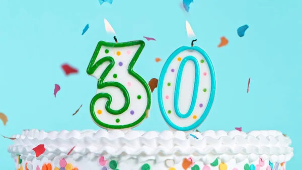 番号30のような形のキャンドルとカラフルなおいしい誕生日ケーキ. — ストック写真