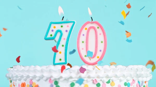 Bolo de aniversário saboroso colorido com velas em forma de número 70. — Fotografia de Stock