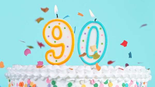 Colorata e gustosa torta di compleanno con candele a forma di numero 90. — Foto Stock