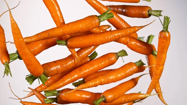 Carottes fraîches volent dans l'air. — Photo