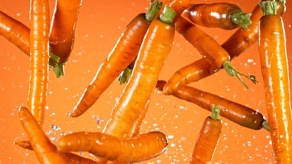 Zanahorias frescas volando en el aire. — Foto de Stock