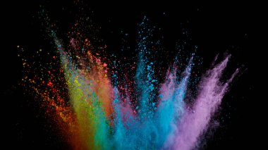 Renk pudrası patlamasının hareketsiz görüntüsü siyah arkaplanda izole edildi.