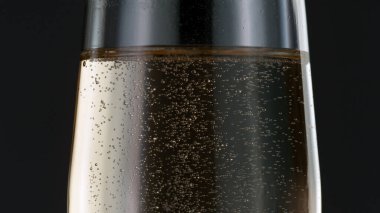 Cam flütte şampanya kabarcıkları.