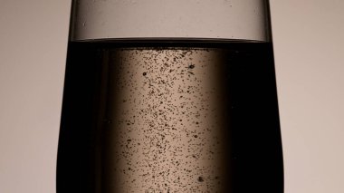 Cam flütte şampanya kabarcıkları.