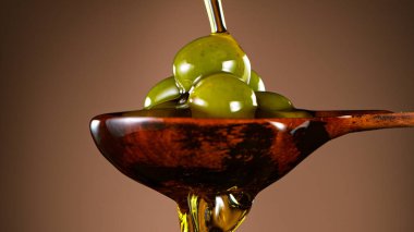 Dökülen yağlı taze yeşil zeytinler.