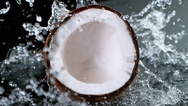 Freeze Motion Shot of Splashing Water op kokosnoot — Stockfoto