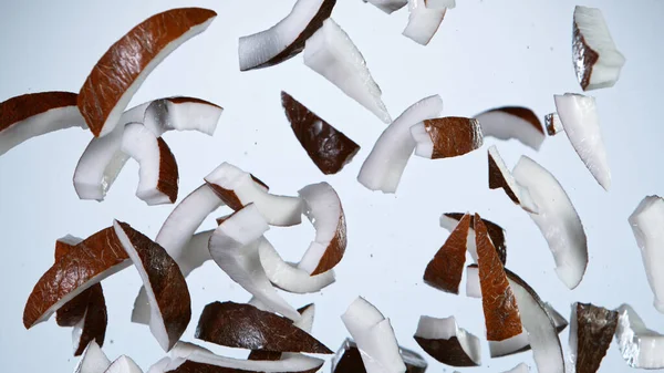 Congelar movimento de pedaços de cocos voadores — Fotografia de Stock