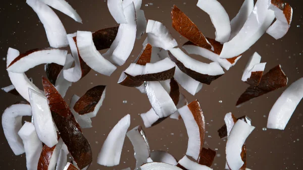 Movimento di congelamento di pezzi di noci di cocco volanti — Foto Stock