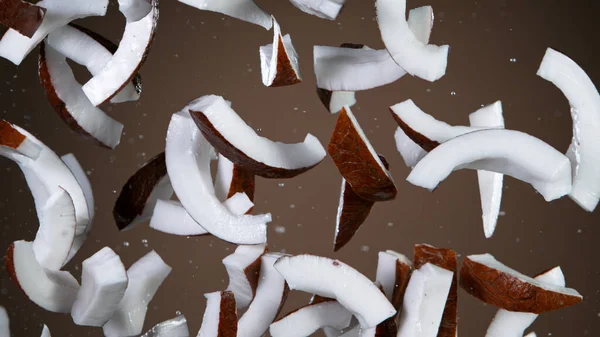 Frys rörelse av flygande kokosnötter bitar — Stockfoto