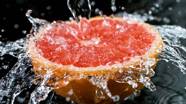 用水花冻结新鲜柚子的运动 — 图库照片