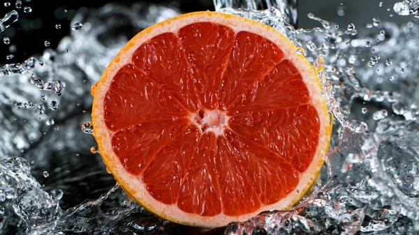 Frys Rörelse Skott av färsk grapefrukt med vatten stänk — Stockfoto