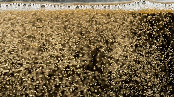 Congelar el movimiento de burbujas de champán subiendo. —  Fotos de Stock