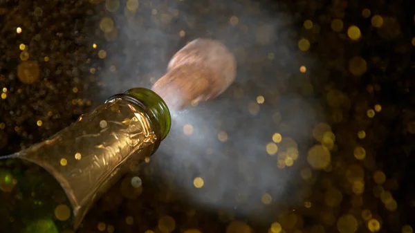 Zamrożenie ruchu eksplozji szampana z zamknięciem latającego korka, otwarcie butelki szampana zbliżenie — Zdjęcie stockowe