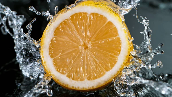 Freeze Motion Shot of Fresh Lemon with Water Splash — Stock fotografie