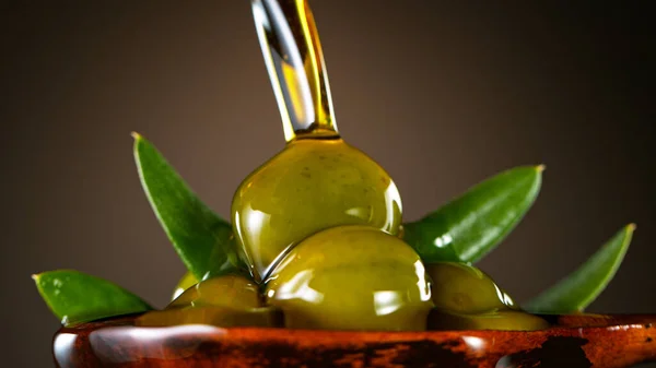 Olives vertes fraîches à l'huile de coulée. — Photo