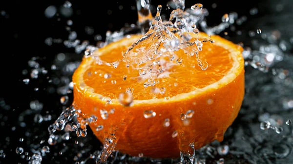 Frys Rörelse Skott av färsk apelsin med vatten stänk — Stockfoto