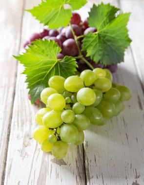 ahşap masa üstünde üzüm