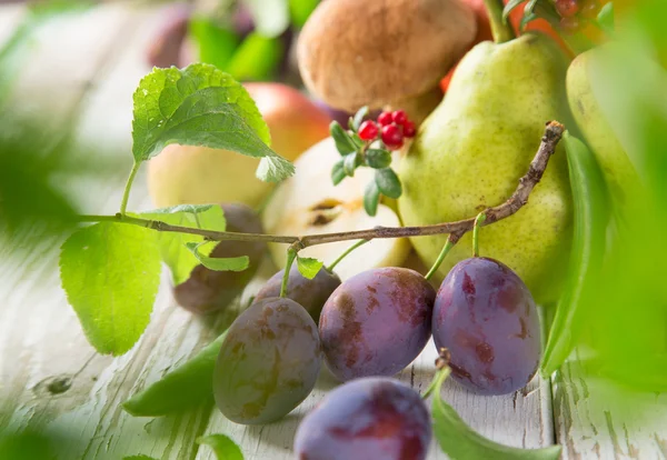 Zdravé bio zelenina na dřevěný stůl — Stock fotografie