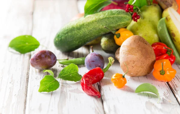Vegetales orgánicos saludables en mesa de madera — Foto de Stock