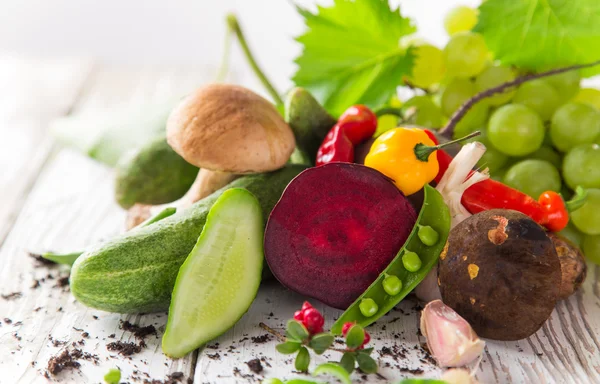 Zdrowego organicznych warzyw na drewnianym stole — Φωτογραφία Αρχείου