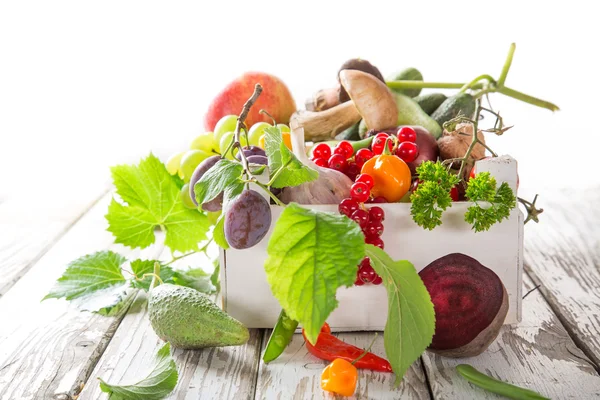 Zdrowego organicznych warzyw na drewnianym stole — Zdjęcie stockowe
