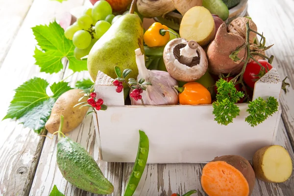 Vegetais orgânicos saudáveis na mesa de madeira — Fotografia de Stock