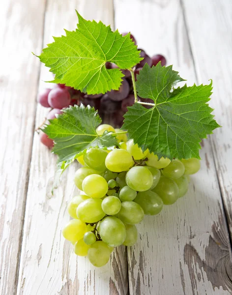 Grapes on wooden table — Stock Photo, Image