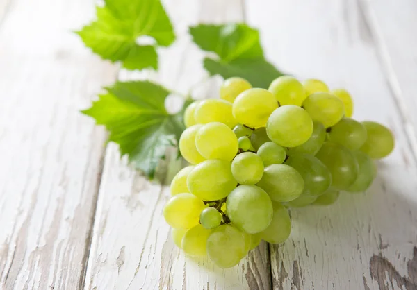 Grapes on wooden table — Stock Photo, Image