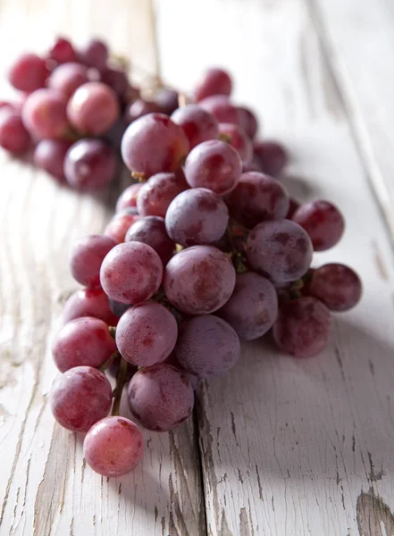 Grapes on wooden table — Stock Photo, Image