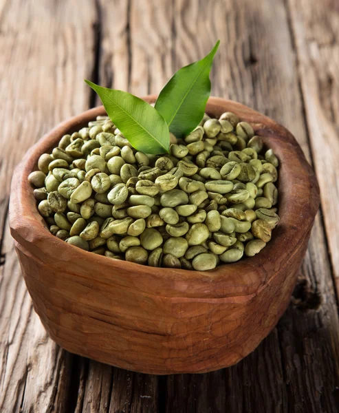 Ahşap kase yeşil kahve çekirdekleri — Stok fotoğraf