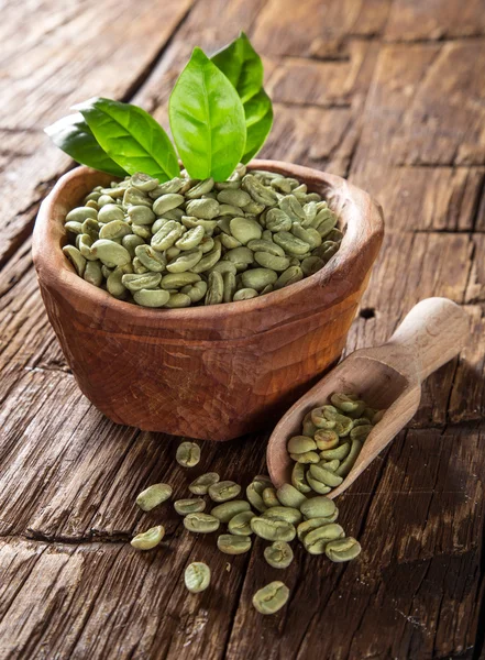 Granos de café verdes en tazón de madera — Foto de Stock