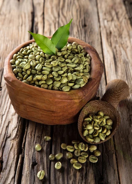 Grãos de café verde em tigela de madeira — Fotografia de Stock