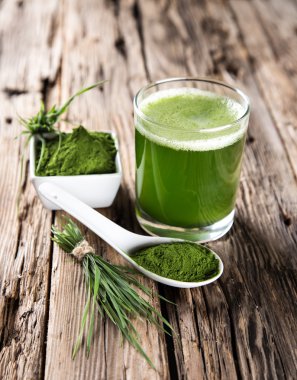 Genç arpa ve chlorella spirulina.