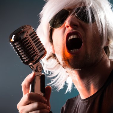 rock şarkıcısı çığlıklar