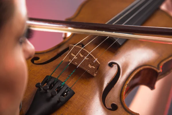 Jeune femme avec violon — Photo