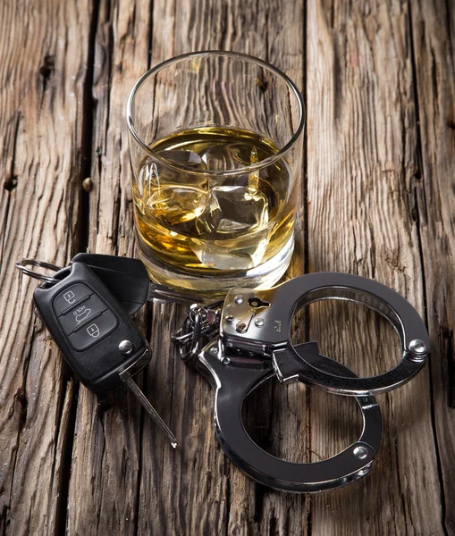 Glass of whiskey and car keys — Stock Photo, Image