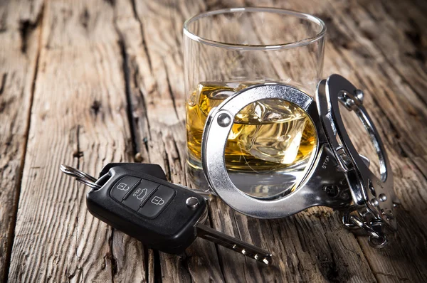 Glass of whiskey and car keys — Stock Photo, Image