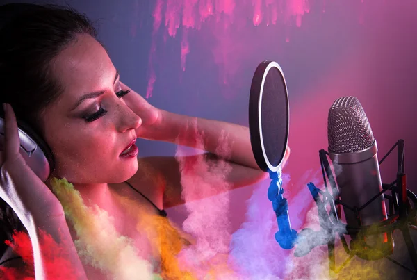 Young singer singing — Stock Photo, Image