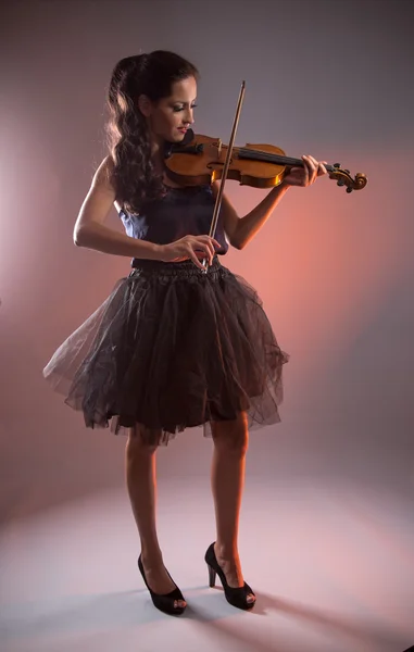 Giovane donna con violino — Foto Stock