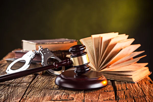 Wooden gavel and books on wooden table — Stock Photo, Image