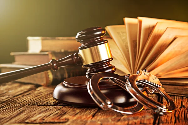 Wooden gavel and books on wooden table — Stock Photo, Image